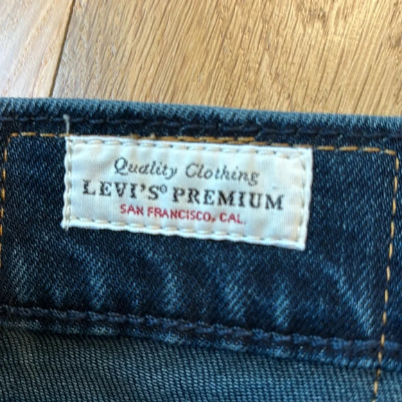 Levi’s Women’s Mid-Thigh Premium Shorts Dark Wash Stretch Size 32 - Picture 5 of 7
